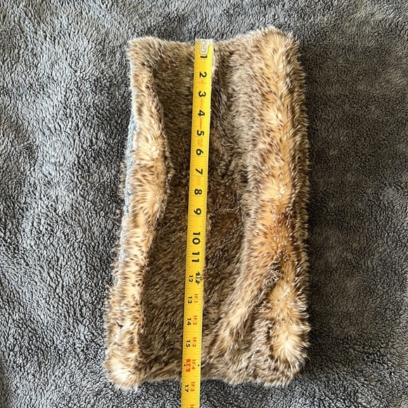 Fake fur scarf - Picture 4 of 5